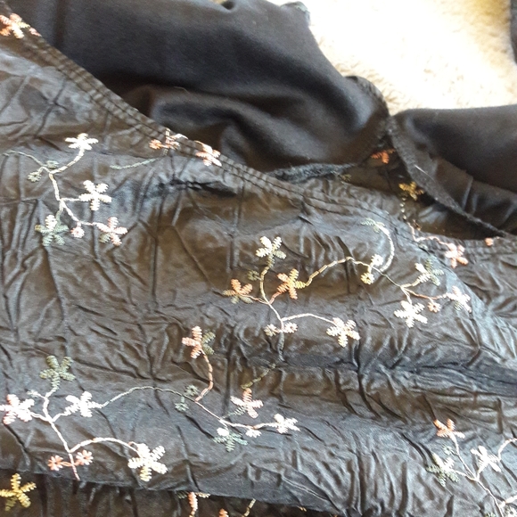 Black Floral Halter Top Sz M - Picture 6 of 9